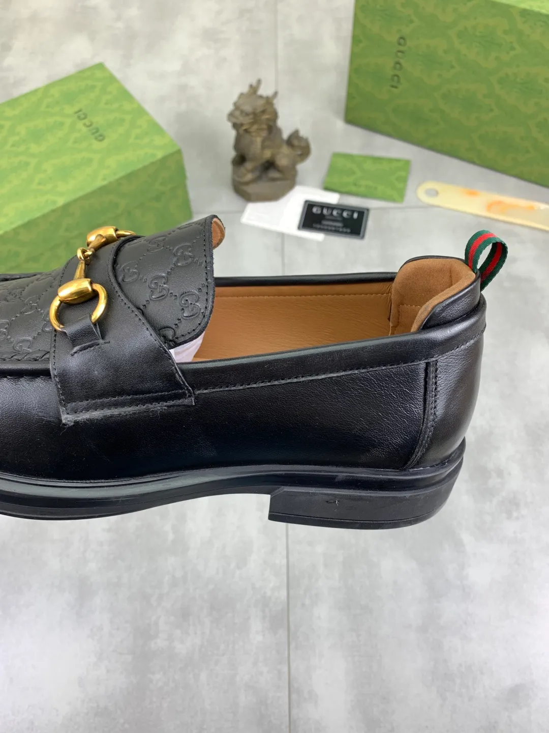 Men's shoes💰P500💰【New model, soft and comfortable Gucci classic business leather shoes hot selection (Gucci) official website latest Gucci 🎁 business leather shoes, hot style 💥 simple and elegant style, exclusive for trendy men. Unique official website latest brand original double G embossed element 👑Gucci Original decoration, fashionable and generous, made of original calfskin ✅ fully imported first-layer pigskin lining, official website designated wear-resistant, rubber business outsole, real-life photos of classic models at the counter 🎬38-44 (customized for 45) 3⃣️ colors available